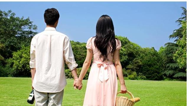 梦见前男友结婚叫我忘了他，梦境背后的情感解析与自我成长
