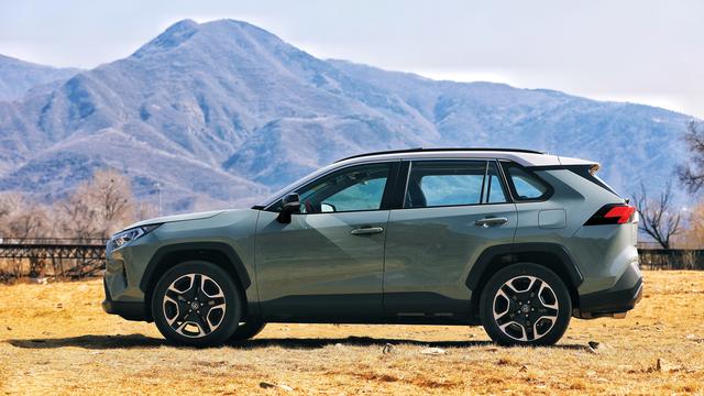 把丰田rav4荣放从冰岛开回了北京