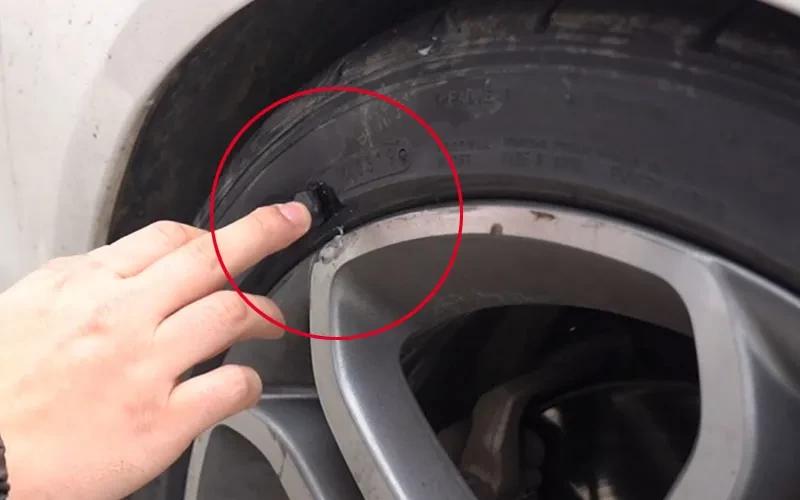 结果:轮胎侧面有 明显损伤,轮辋保护层损坏,有 漏气隐患.
