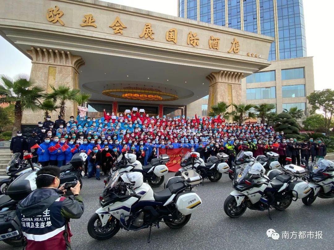 千名广东英雄今早回家！两首粤语歌震撼大合唱