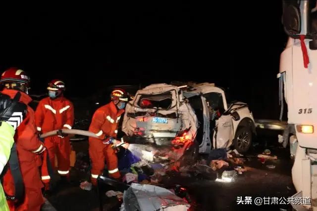 突发连霍高速九车相撞2人死亡消防紧急救援