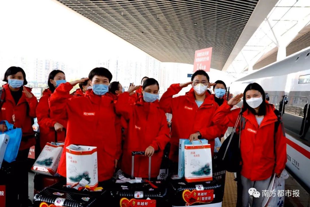 千名广东英雄今早回家！两首粤语歌震撼大合唱