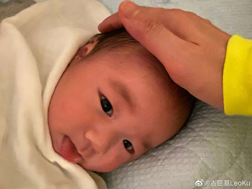 【古巨基】古巨基首晒儿子正面照 宝宝张嘴大笑超可爱
