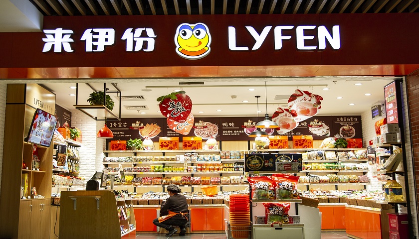 “零食第一股”掉队，传大面积冻薪裁员，董事