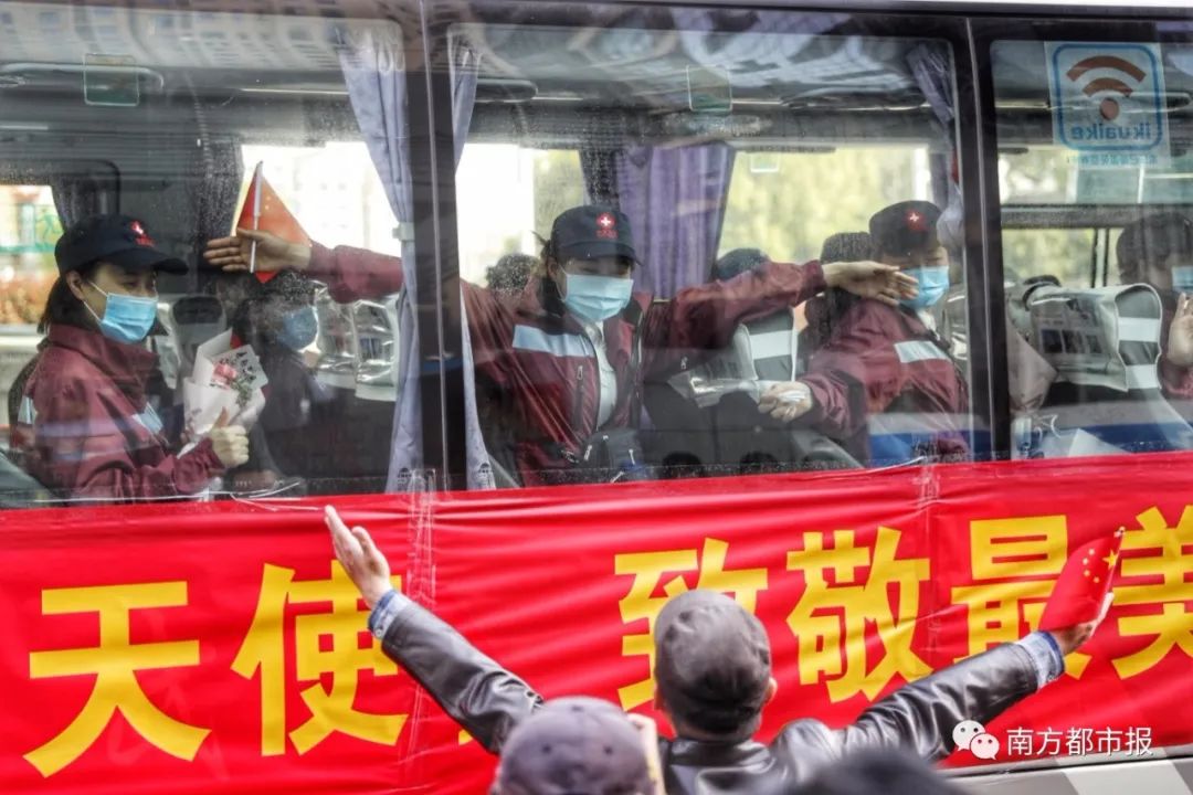 千名广东英雄今早回家！两首粤语歌震撼大合唱