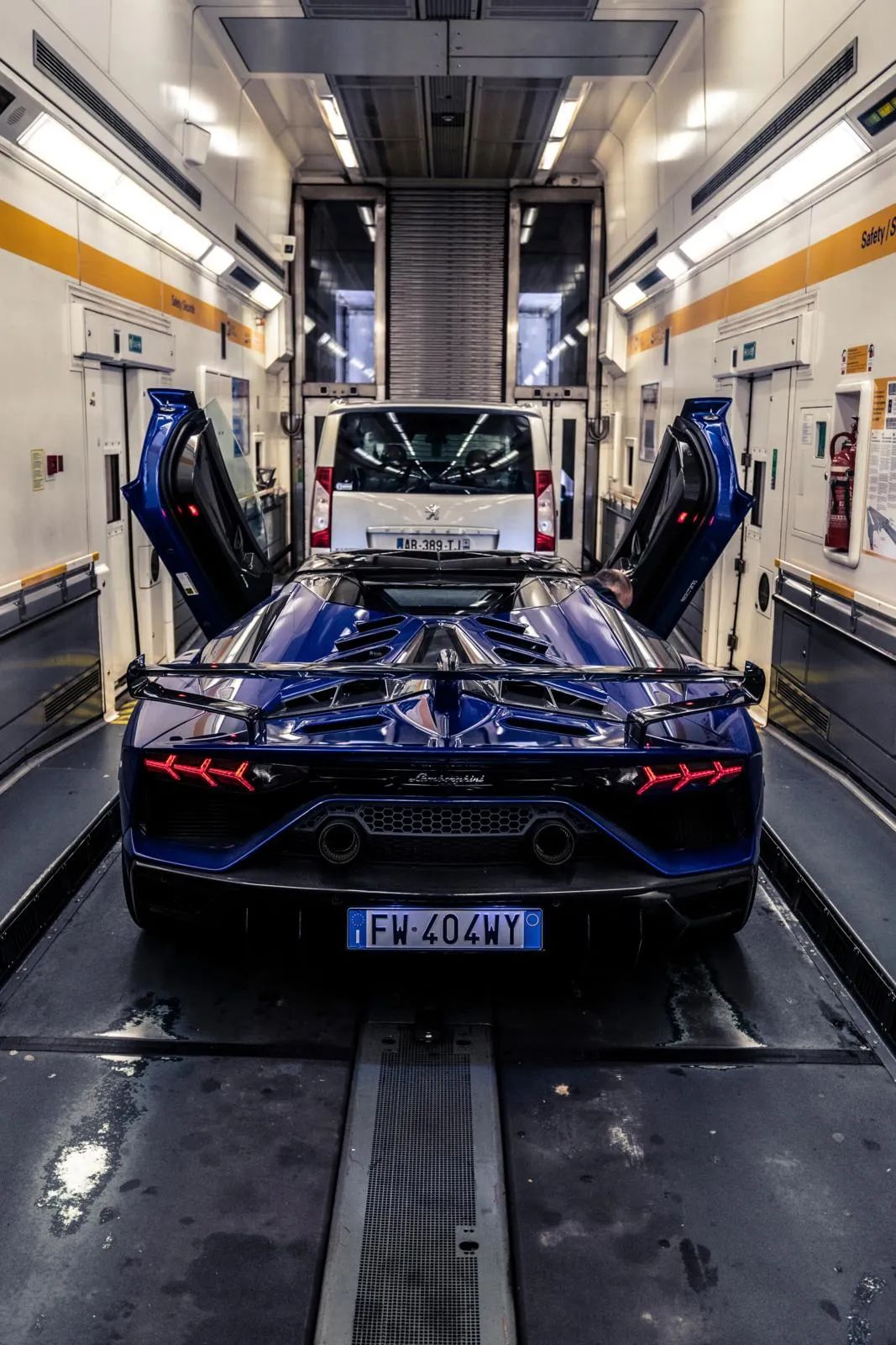 兰博基尼:“有辆SVJ缺司机,给你们开走呗!”