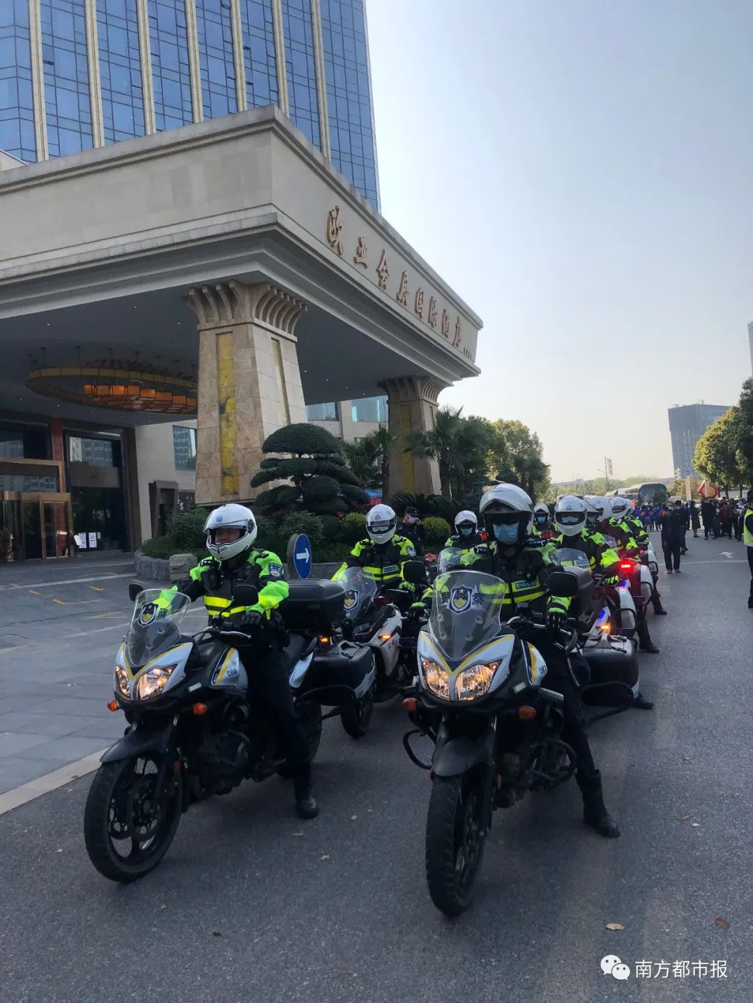 千名广东英雄今早回家！两首粤语歌震撼大合唱