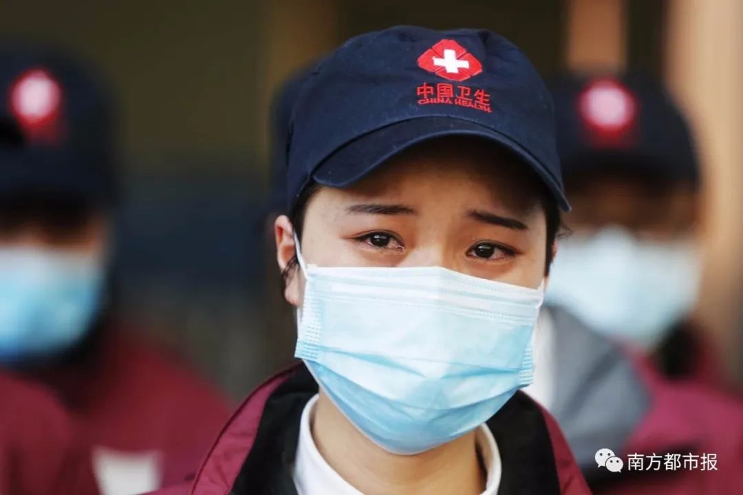 千名广东英雄今早回家！两首粤语歌震撼大合唱
