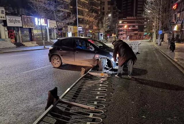 昨日凌晨贵阳这里发生车祸