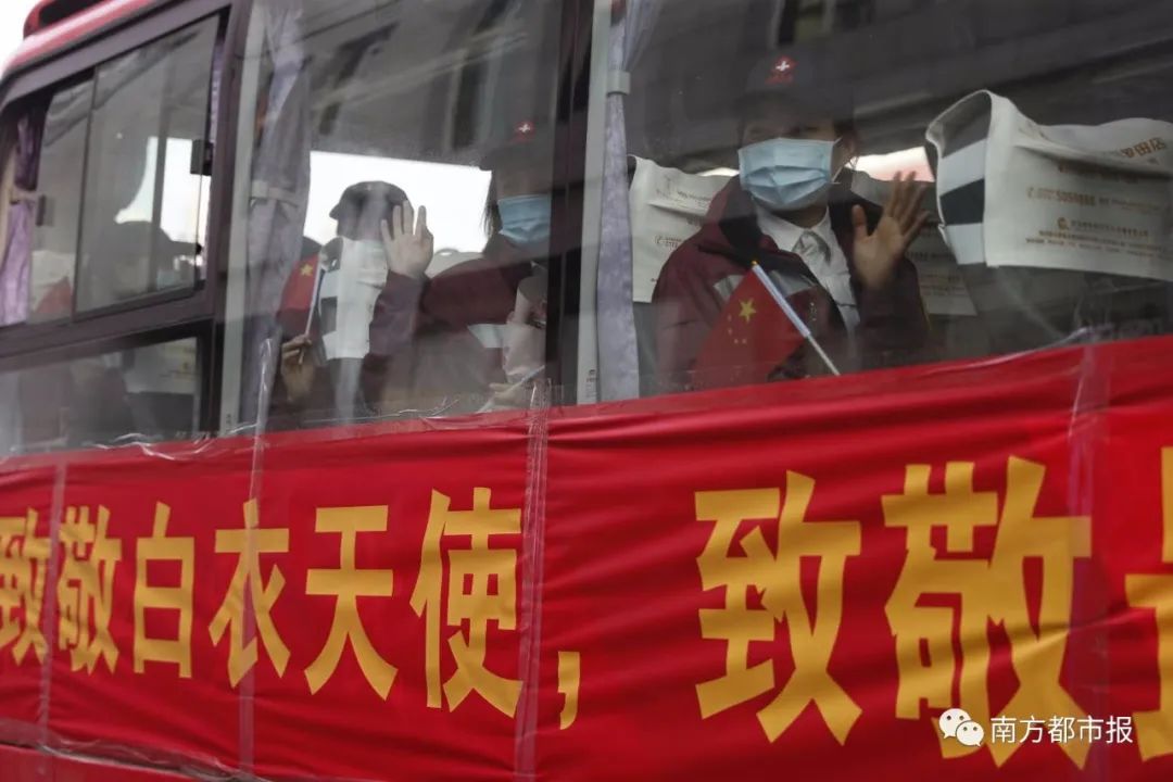 千名广东英雄今早回家！两首粤语歌震撼大合唱