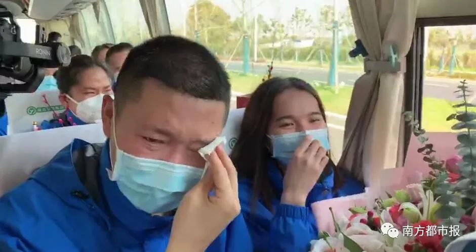 千名广东英雄今早回家！两首粤语歌震撼大合唱