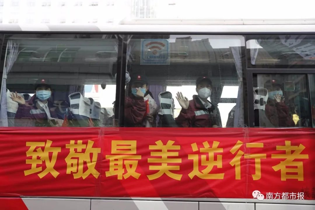 千名广东英雄今早回家！两首粤语歌震撼大合唱