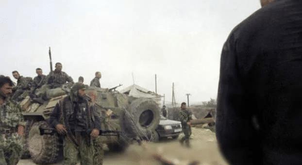 车臣战争有多残酷车臣士兵被吊在装甲车后拖最后一张太心酸了