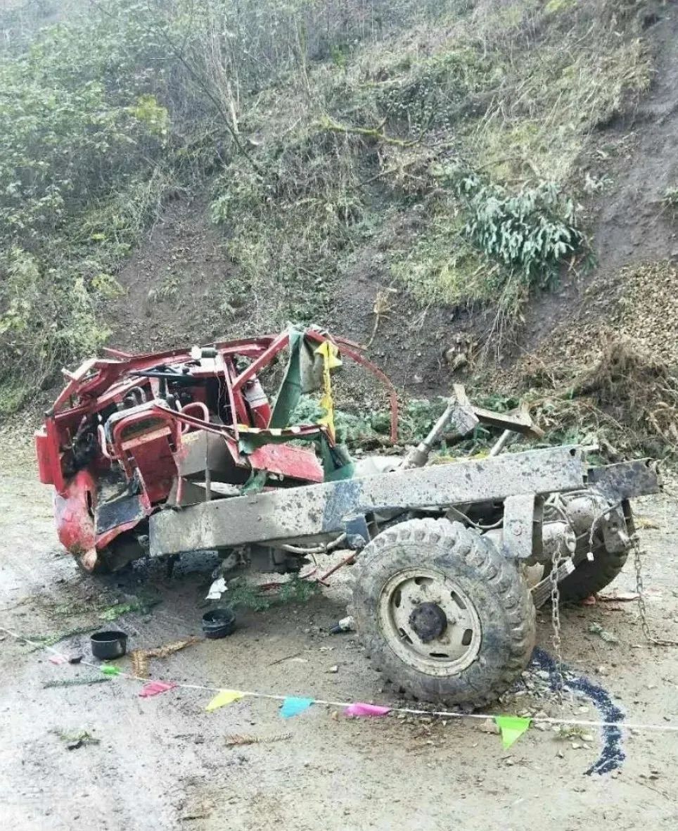 镇雄坪上!一红色拖拉机滚下百米山沟,1男1女当场死亡!