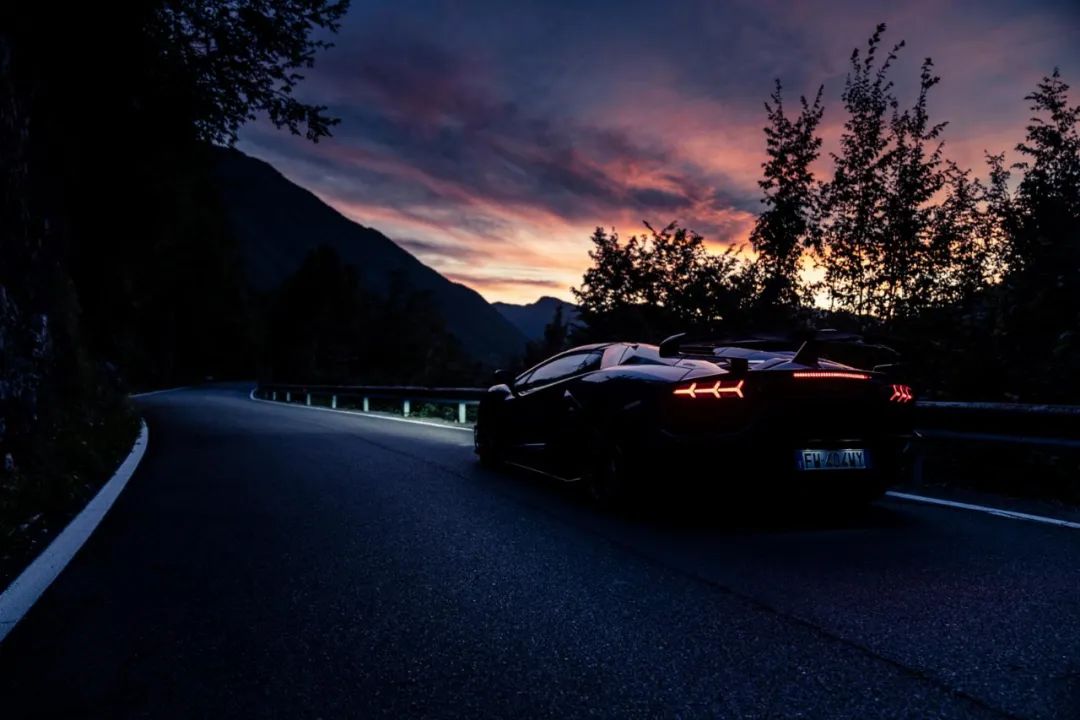 兰博基尼:“有辆SVJ缺司机,给你们开走呗!”