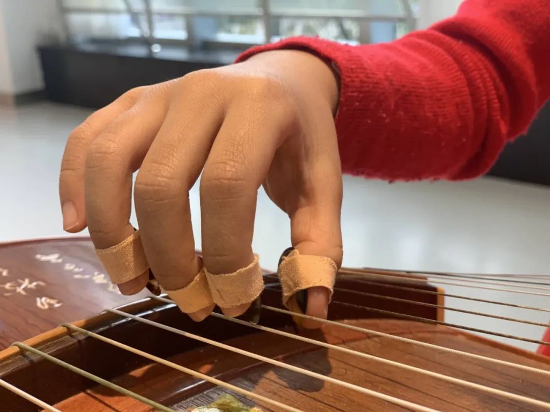古筝的手型 01  本节课程将示范如何调整古筝弹奏时的手型 02  具体