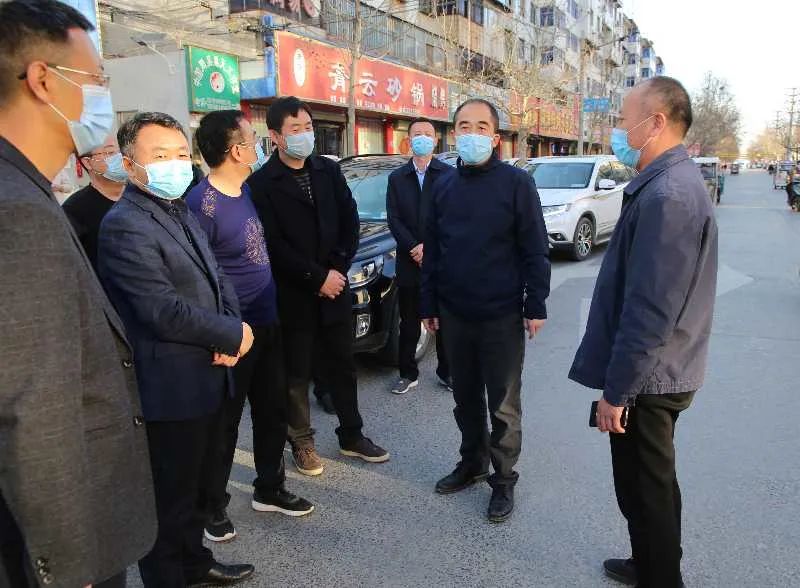 3月19日下午,区长张兵就园林绿化及市政道路提升工作现场办公,副区长