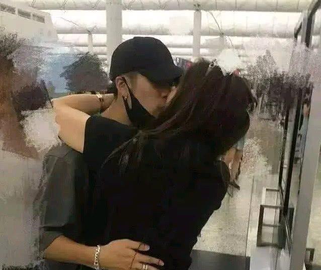王嘉尔宣布恋情,当众和女友接吻?原来这个女人是她!