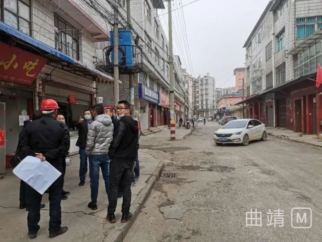 3月20日,陆良县住建局与同乐街道朝阳社区到金叶巷针对道路改造计划