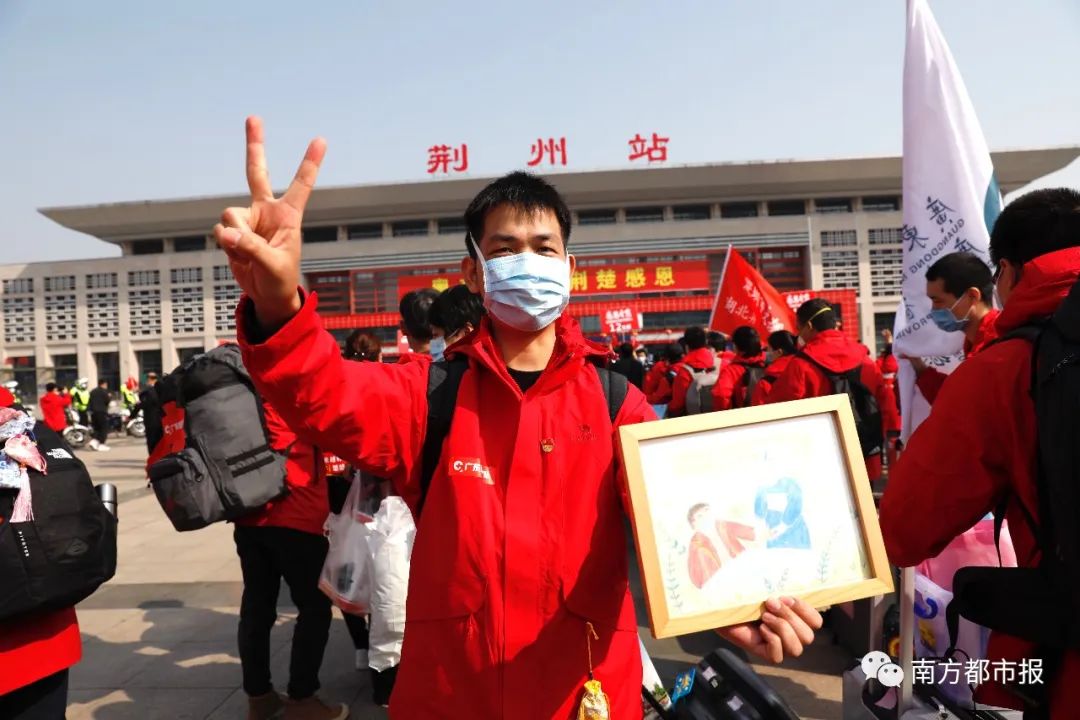 千名广东英雄今早回家！两首粤语歌震撼大合唱