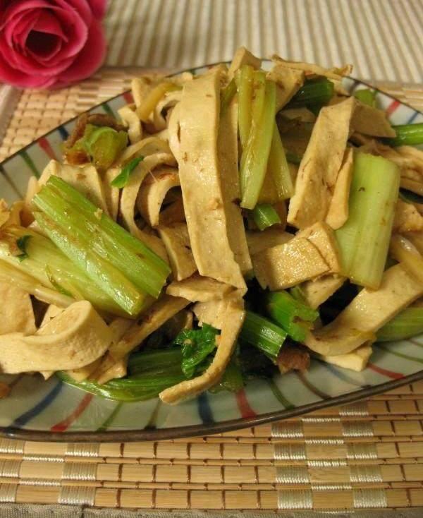 怎么炒芹菜饼 69d33b46e94b4b6683f3b2f54e0c111c.jpeg
