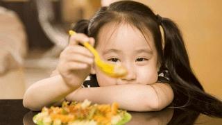 【危害】4种危害家长要了解，不可小觑娃睡觉时这些小动作是缺钙的表现
