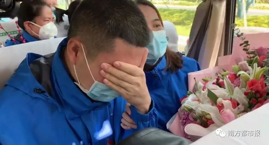 千名广东英雄今早回家！两首粤语歌震撼大合唱