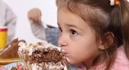 「孩子」孩子哭闹家长也别给吃,积食伤脾胃儿科医生点名的3种零食