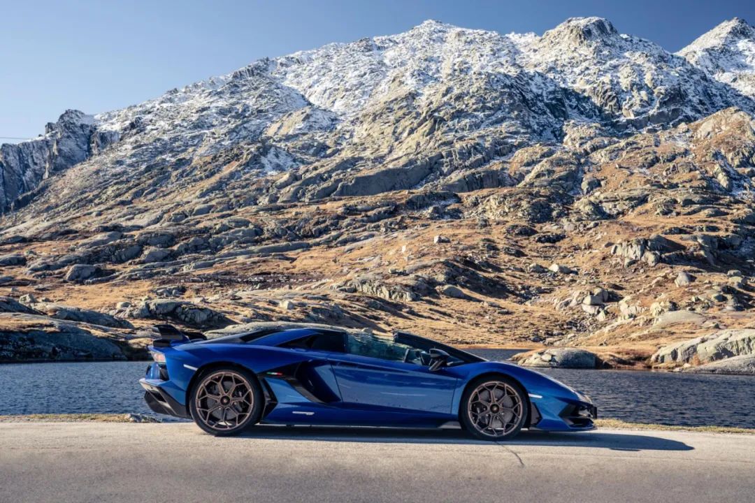 兰博基尼:“有辆SVJ缺司机,给你们开走呗!”