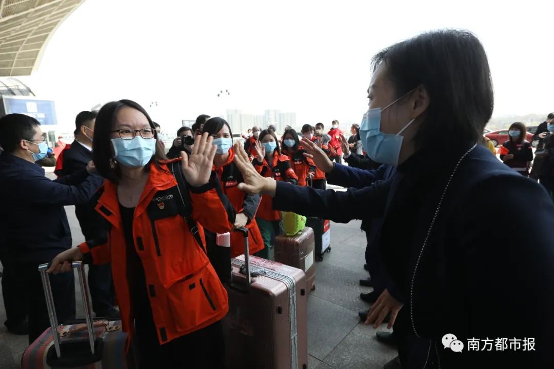 千名广东英雄今早回家！两首粤语歌震撼大合唱