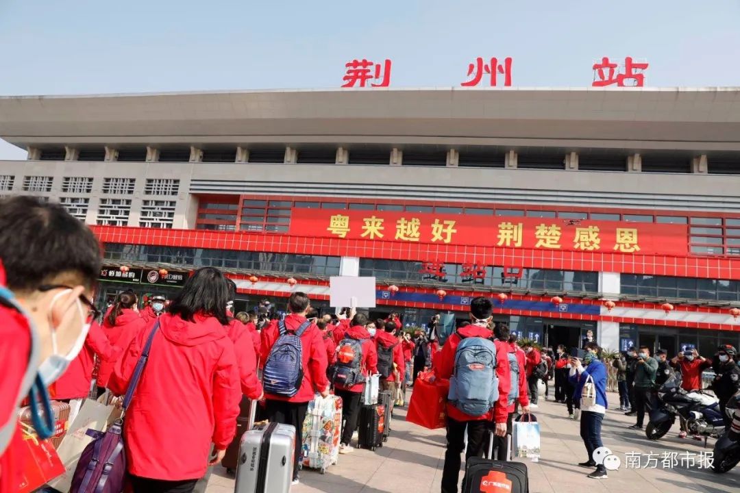 千名广东英雄今早回家！两首粤语歌震撼大合唱