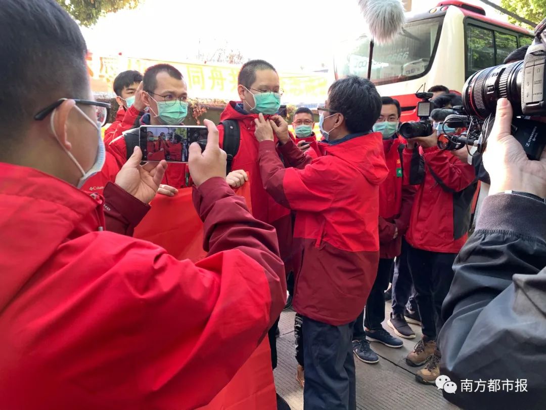 千名广东英雄今早回家！两首粤语歌震撼大合唱