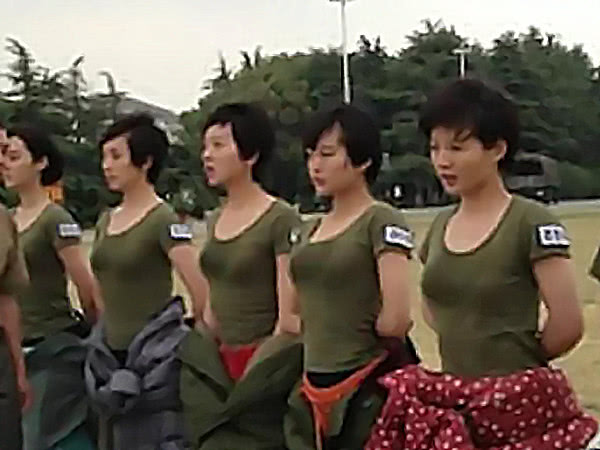 为何演员拍戏只露上半身？镜头下移后你就懂了