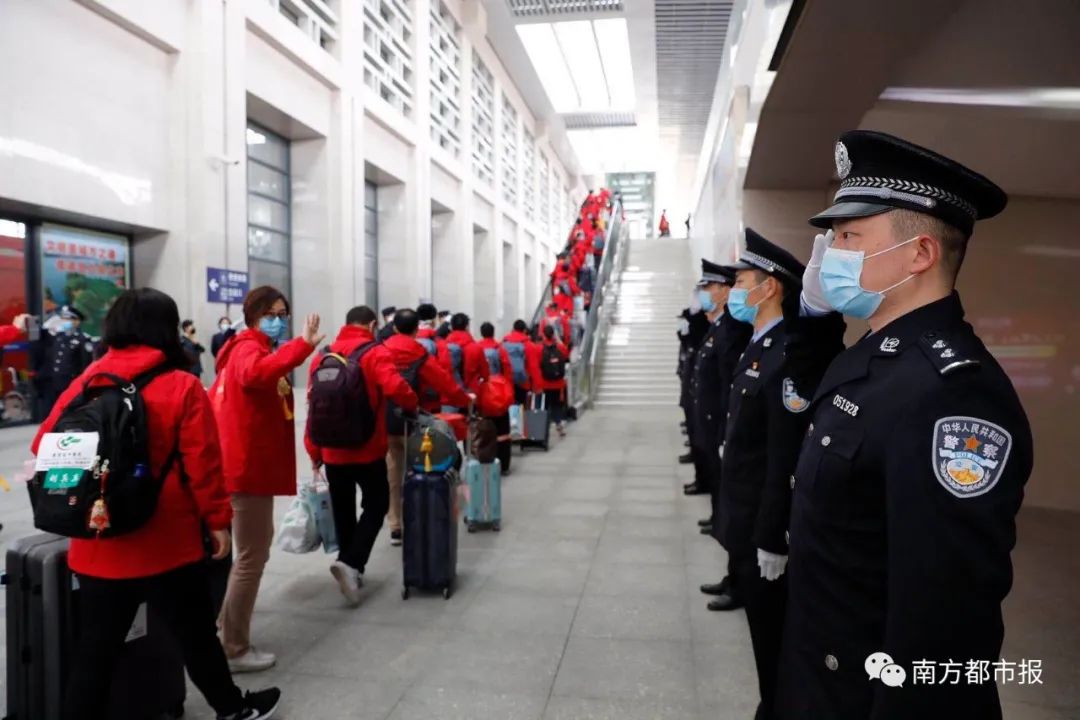 千名广东英雄今早回家！两首粤语歌震撼大合唱