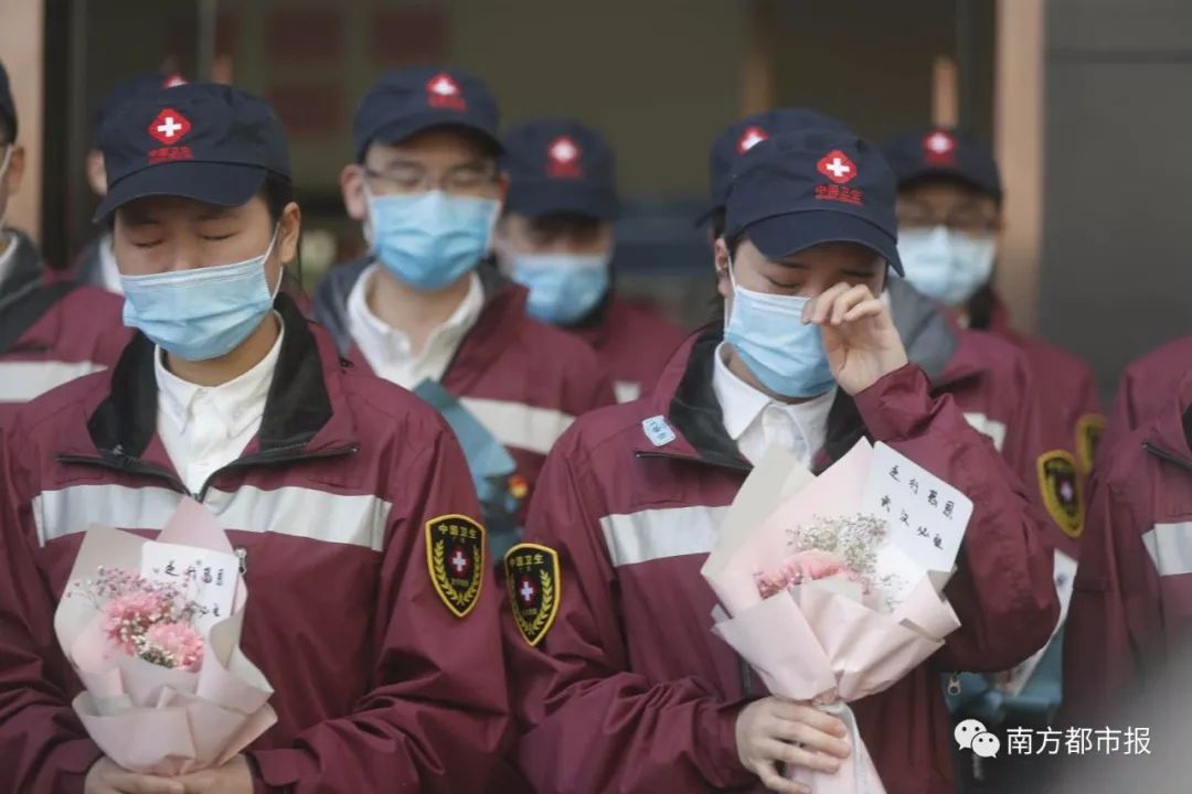 千名广东英雄今早回家！两首粤语歌震撼大合唱