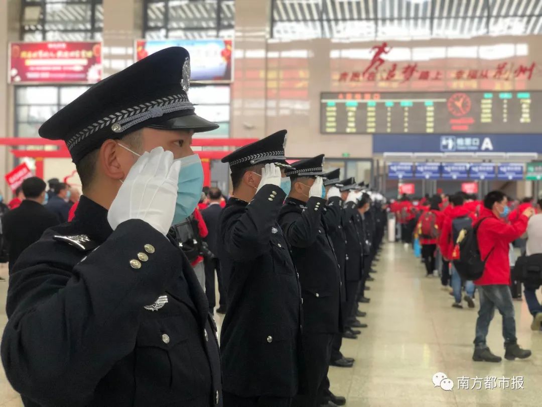 千名广东英雄今早回家！两首粤语歌震撼大合唱