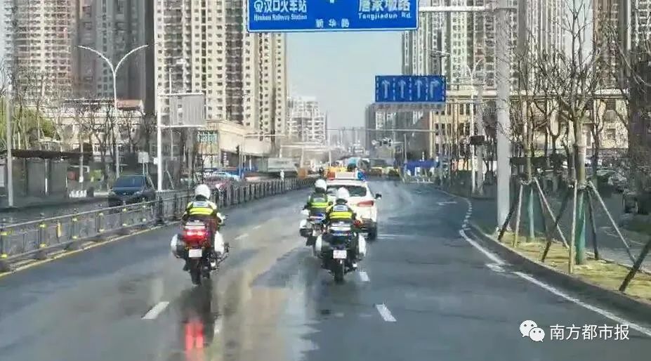 千名广东英雄今早回家！两首粤语歌震撼大合唱
