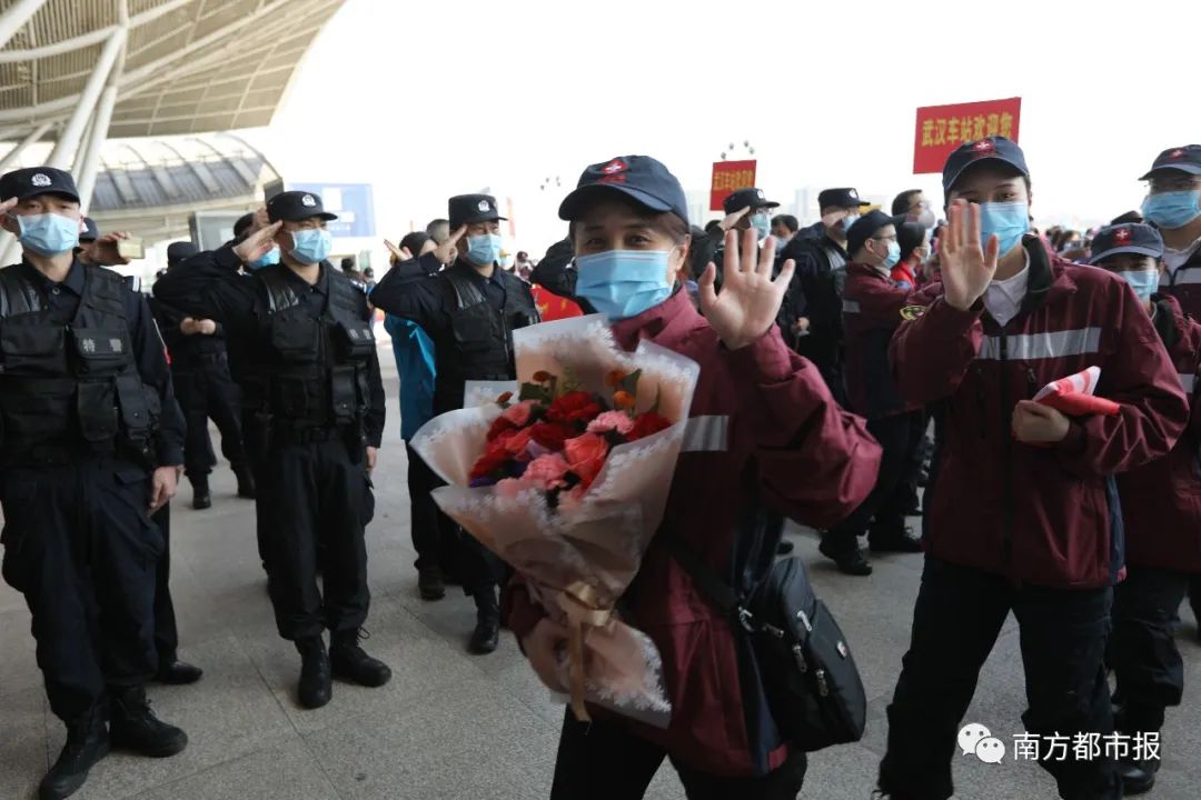千名广东英雄今早回家！两首粤语歌震撼大合唱