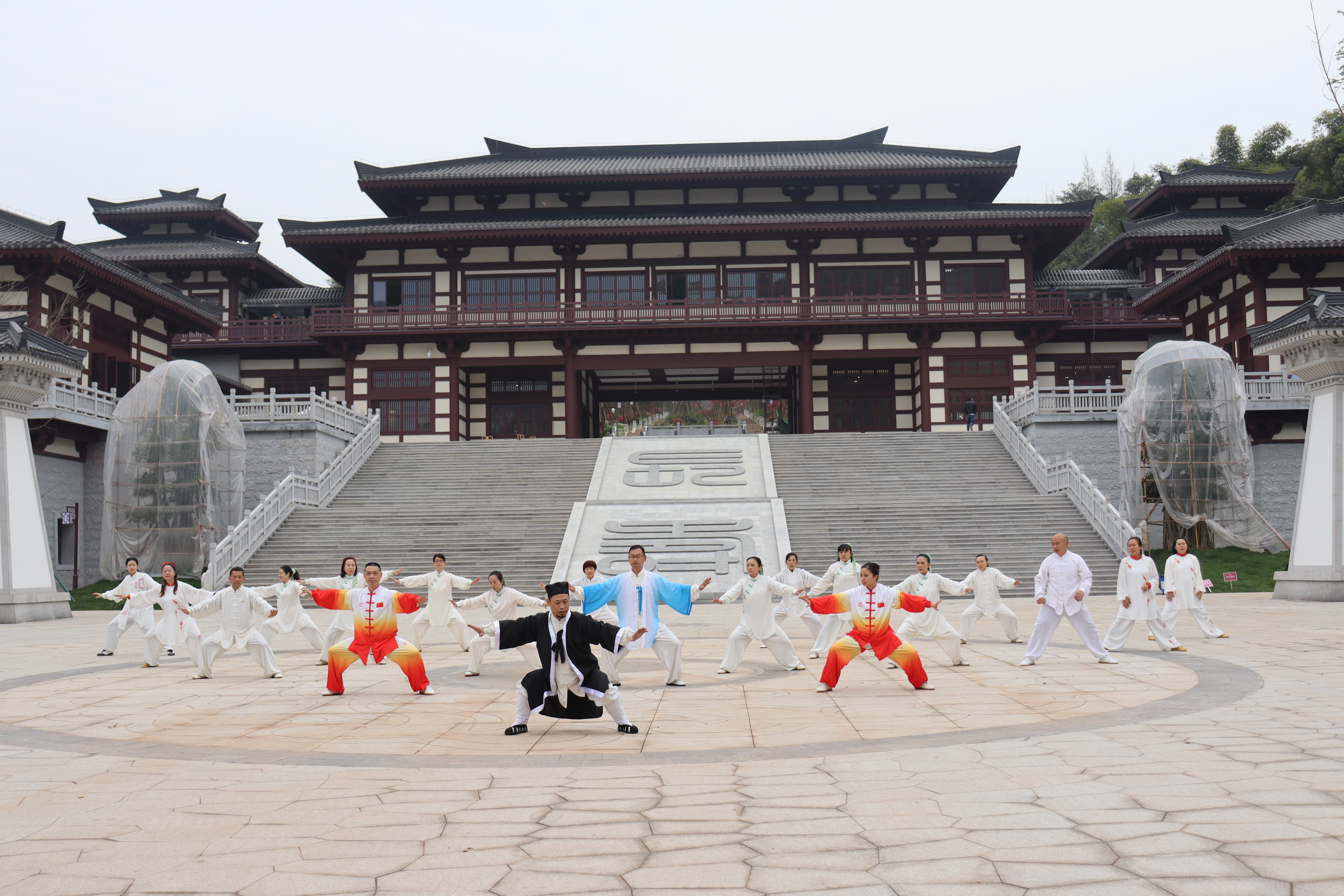 静良道长和武术协会学员们在焕然一新的彭祖山练习彭祖养生功法!