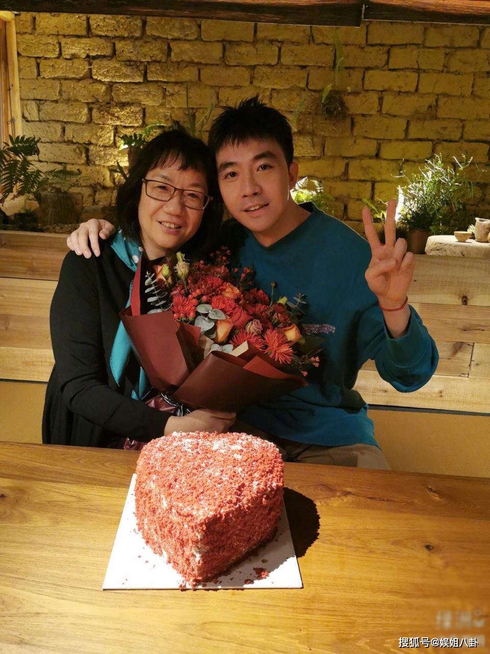 俞灏明为妈妈庆生，亲手为妈妈做蛋糕，还送花给妈妈真的好孝顺