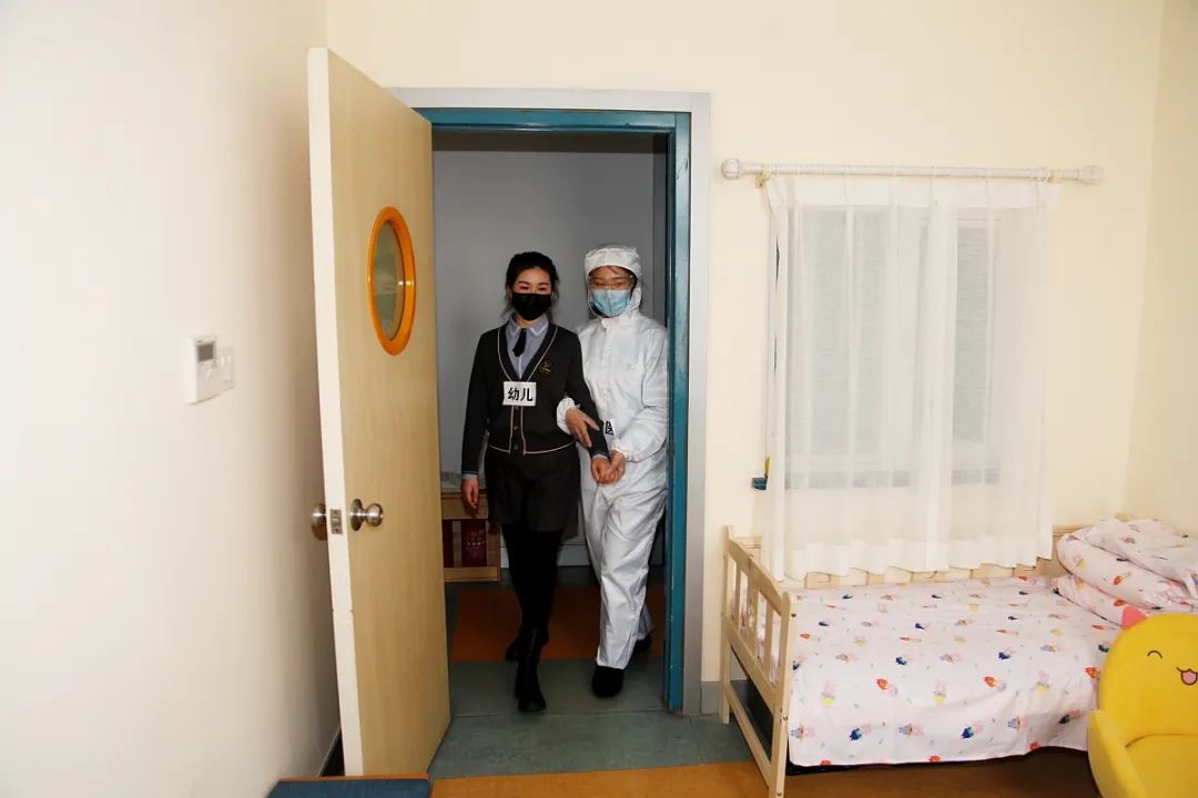 值班领导迅速将该名幼儿带到园内的隔离室等候,并在第一时间向幼儿园