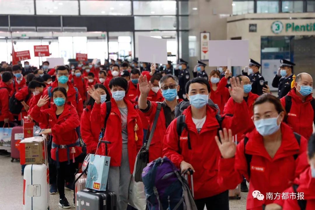 千名广东英雄今早回家！两首粤语歌震撼大合唱