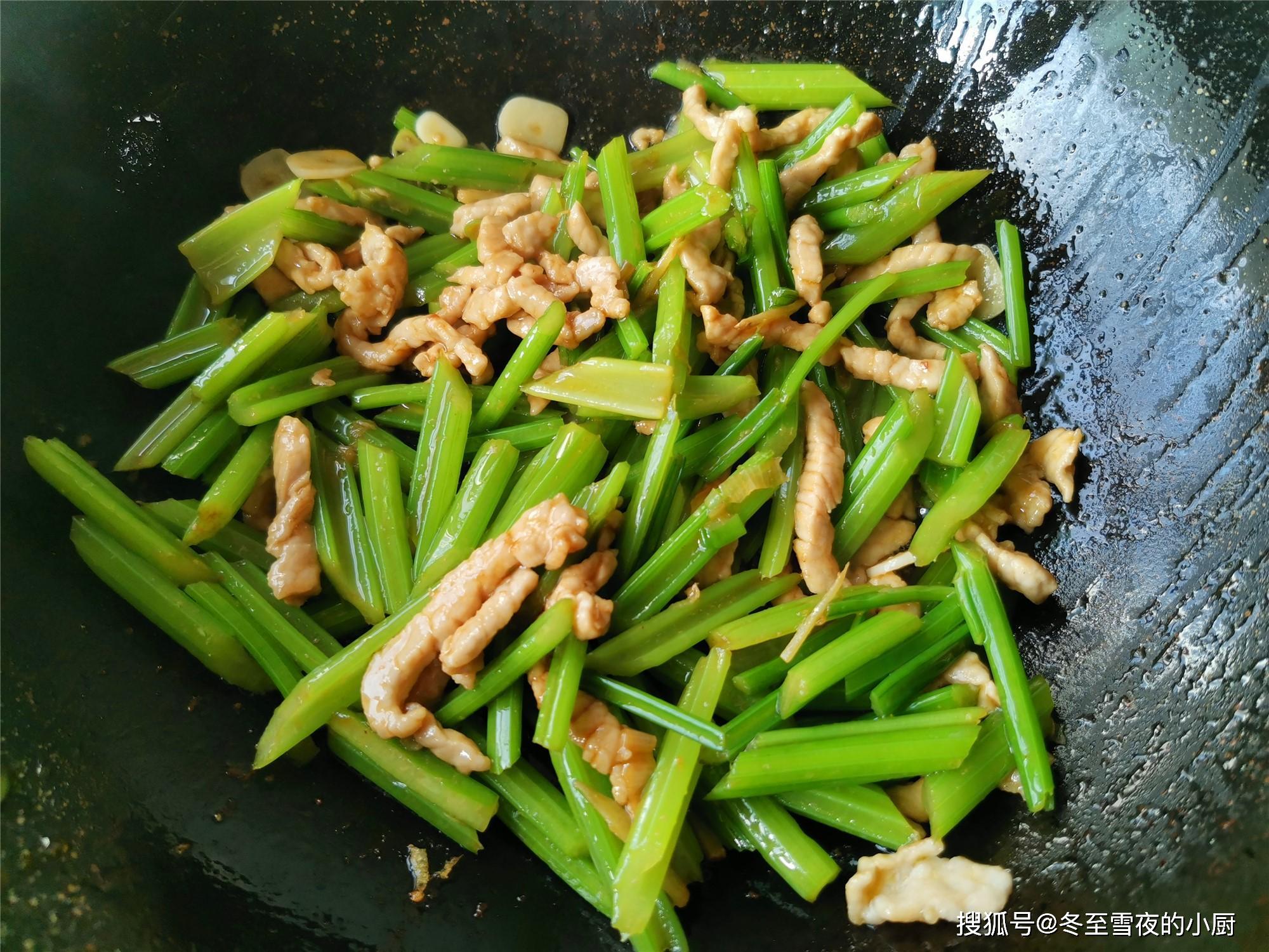 炒芹菜,芹菜别直接下锅炒,多做这一步,颜色翠绿入味,肉丝香嫩