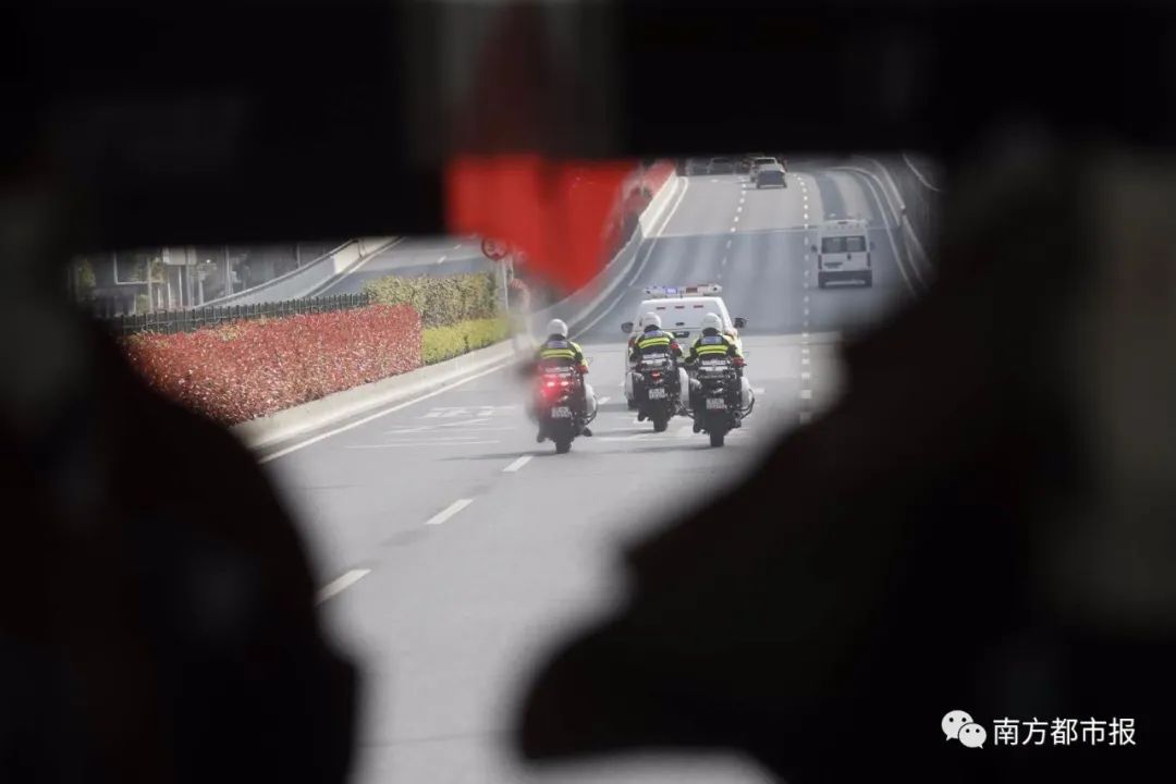 千名广东英雄今早回家！两首粤语歌震撼大合唱