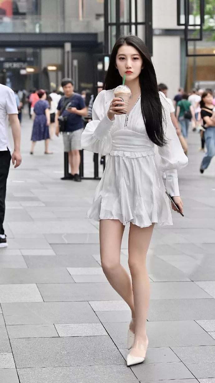 女生穿搭高跟鞋搭配白色短裙,清新淡雅又迷人