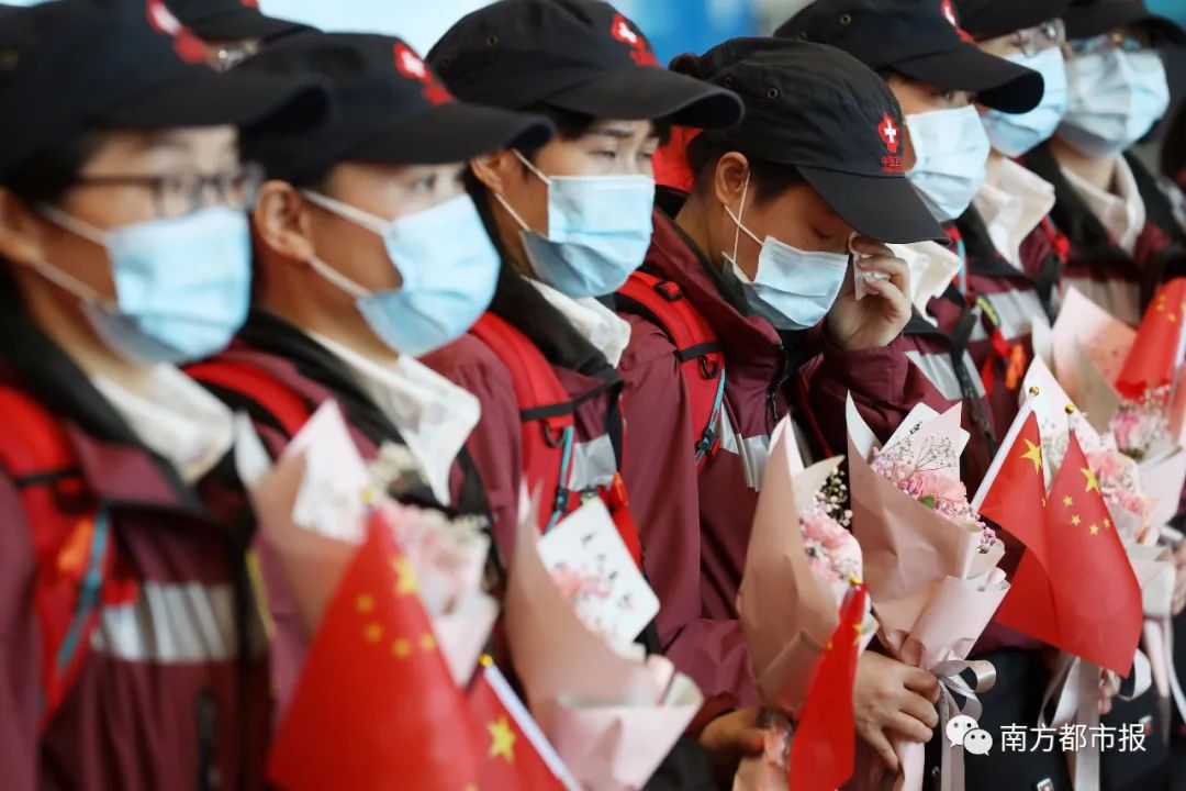 千名广东英雄今早回家！两首粤语歌震撼大合唱