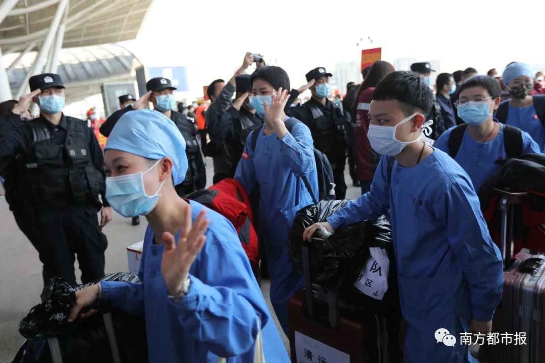 千名广东英雄今早回家！两首粤语歌震撼大合唱