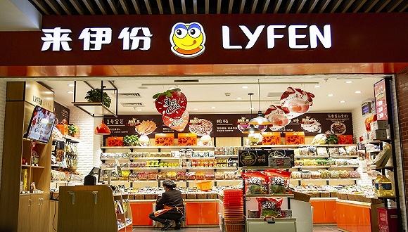 “零食第一股”掉队，传大面积冻薪裁员，董事