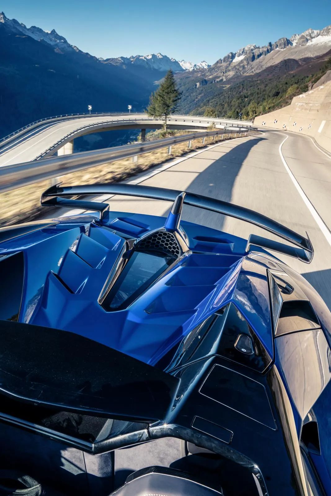 兰博基尼:“有辆SVJ缺司机,给你们开走呗!”