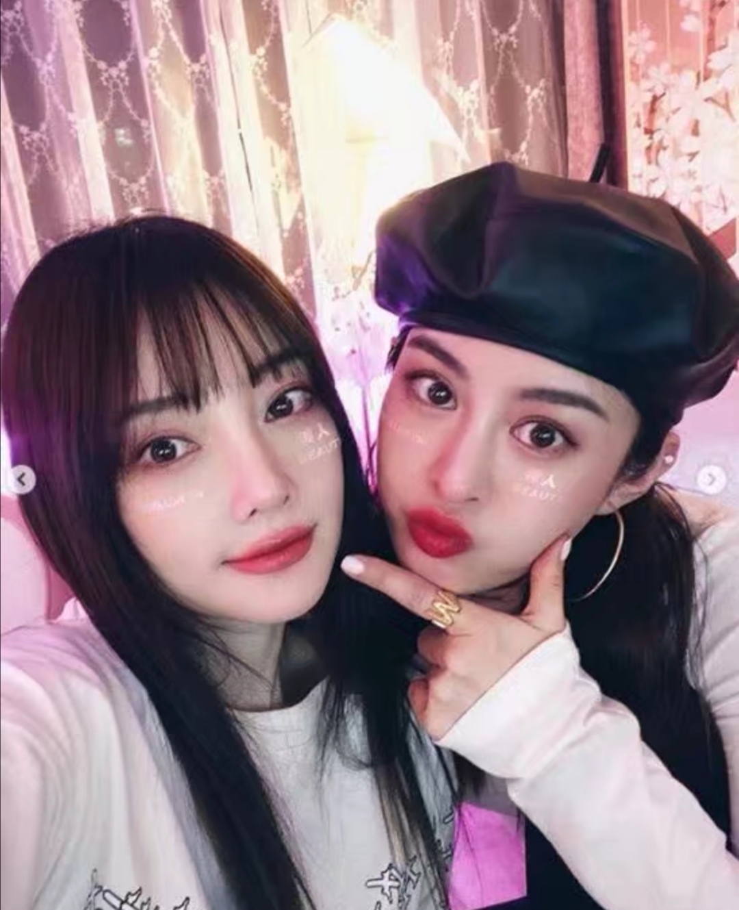 李小璐与闺蜜聚会疯狂自拍 面部加特效少女心十足